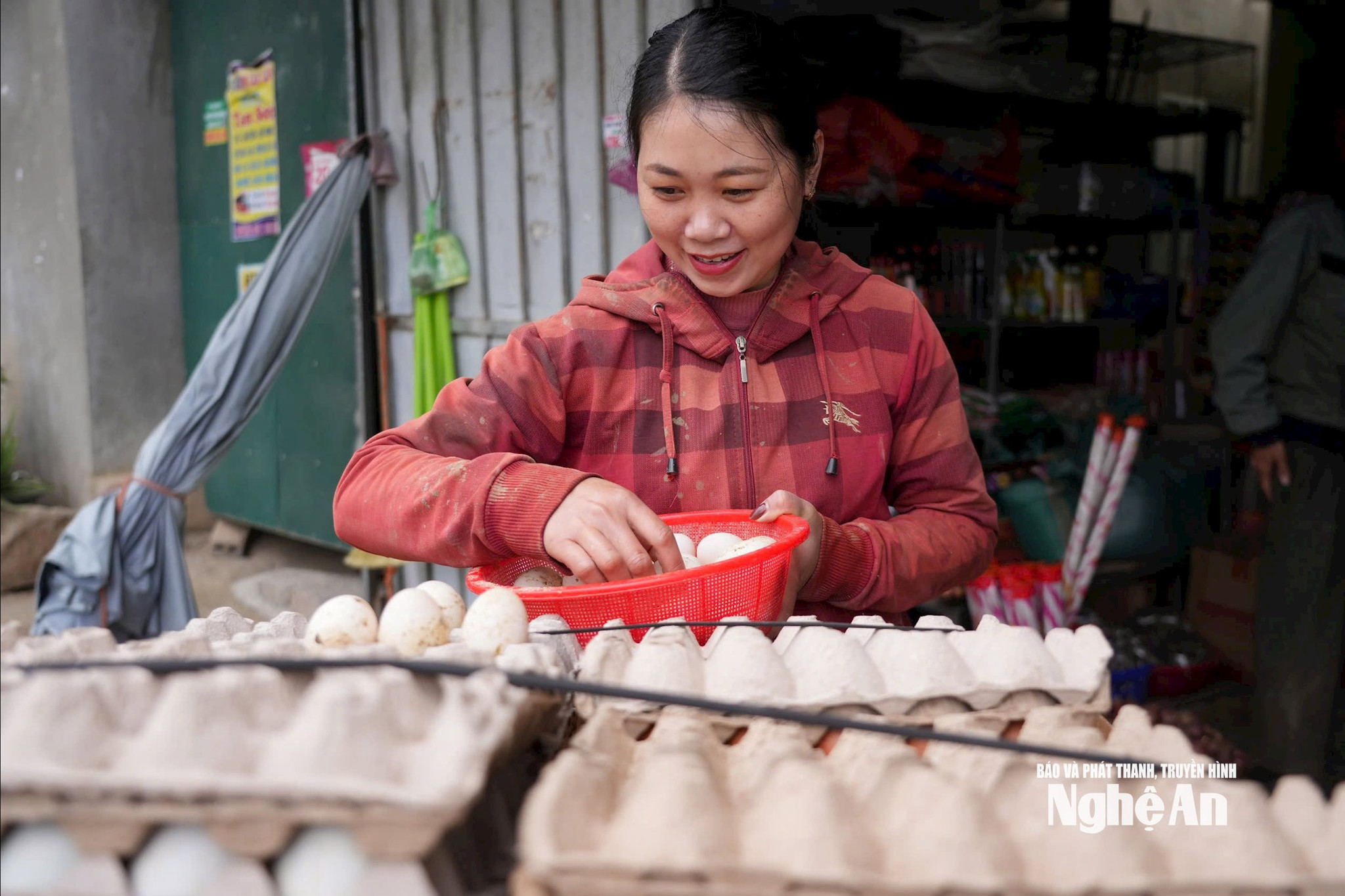 Ngoài vịt thịt gia đình chị Lương Thị Hồng còn bán trứng. Ảnh KL