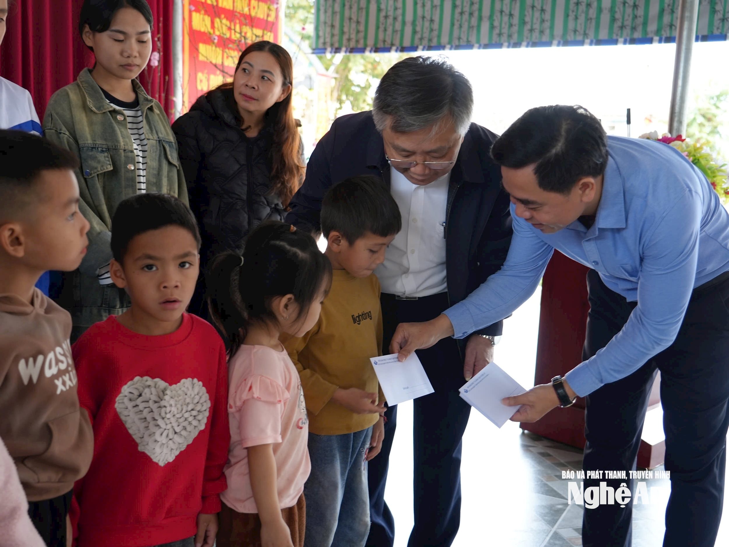 Tết Nguyên đán 2026, hàng nghìn giáo viên và học sinh được nhận quà tết của Sở Giáo dục và Đào tạo với tổng số tiền và quà là 800 triệu đồng. Ảnh - MH
