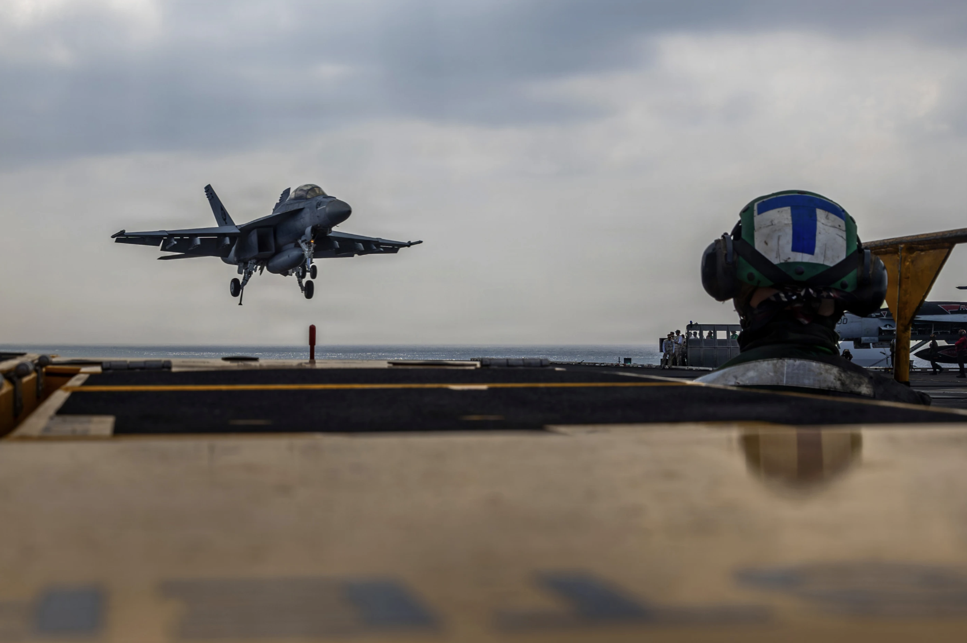 Chiến đấu cơ cất cánh từ tàu sân bay USS Abraham Lincoln.