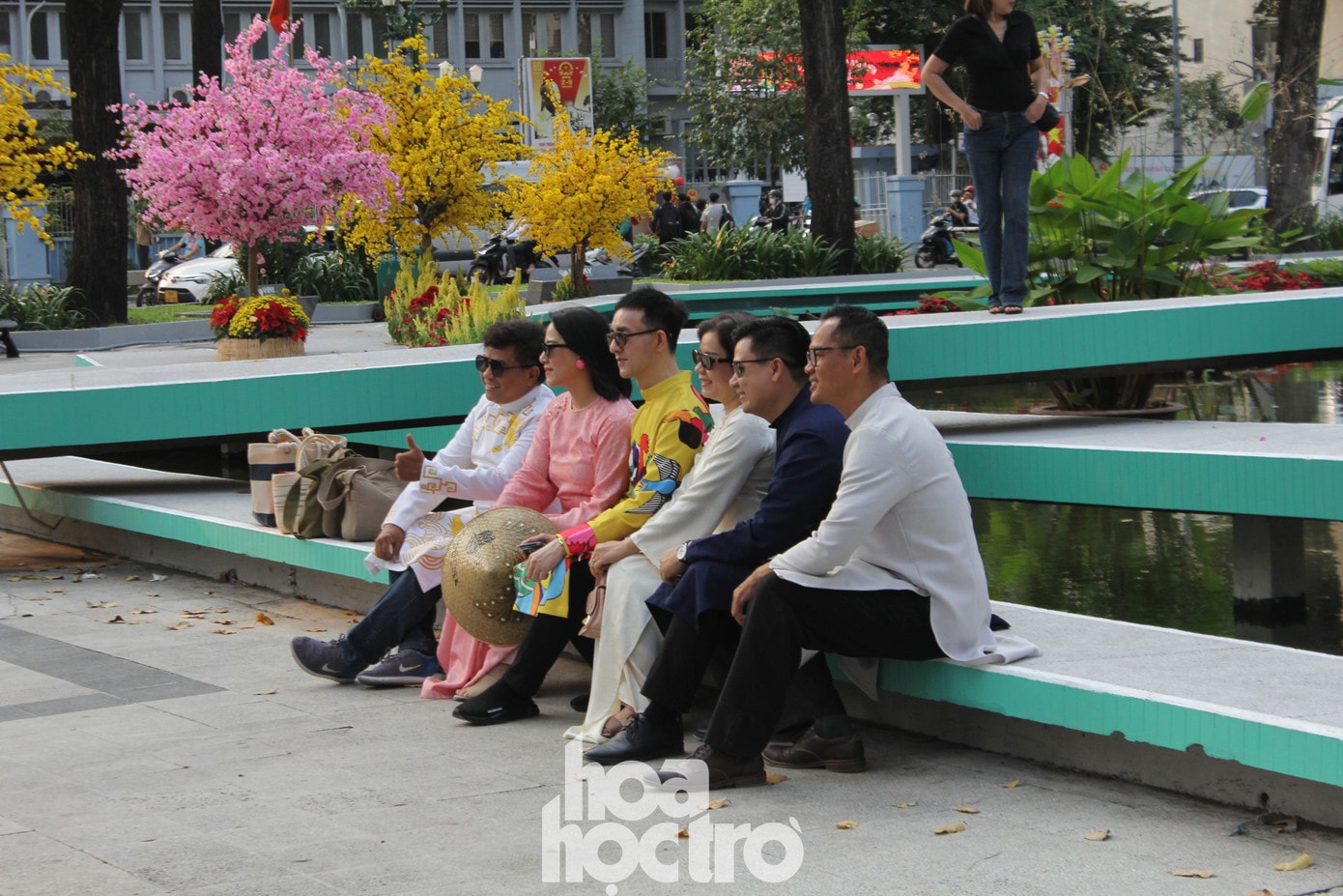 Người dân diện áo dài rực rỡ dạo phố Xuân.