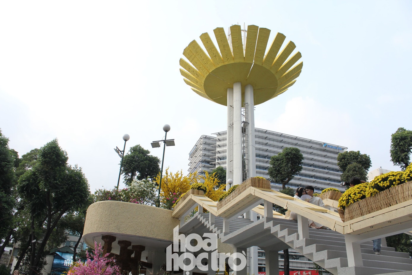 Tháp Hồ Con Rùa được sơn mới với màu vàng nổi bật.