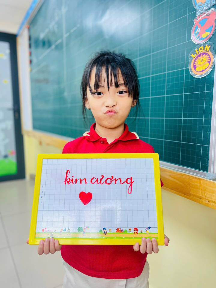 Con gái Ưng Hoàng Phúc thể hiện tình cảm với mẹ.