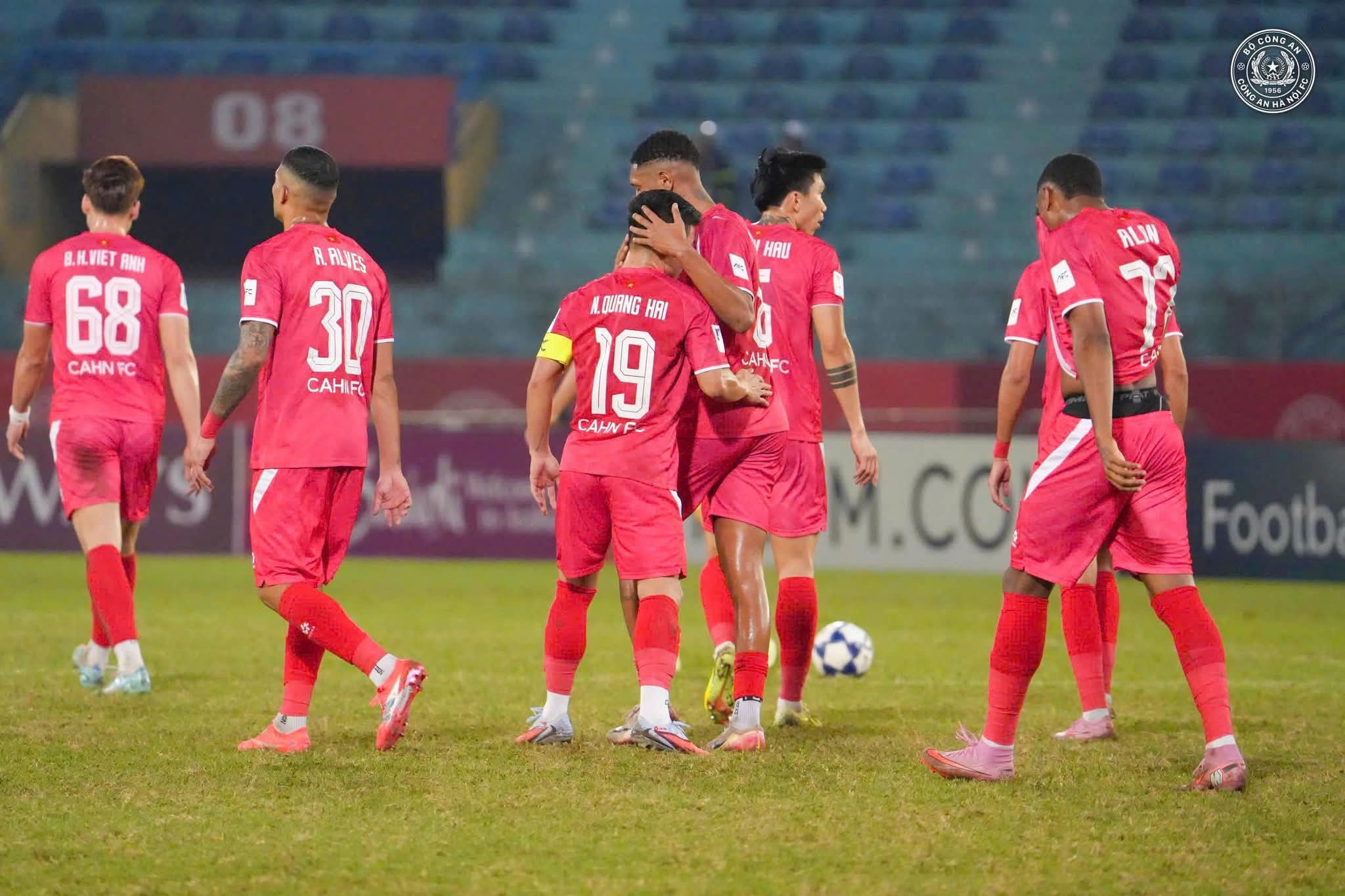 Các cầu thủ Công an Hà Nội ăn mừng chiến thắng 4-0.