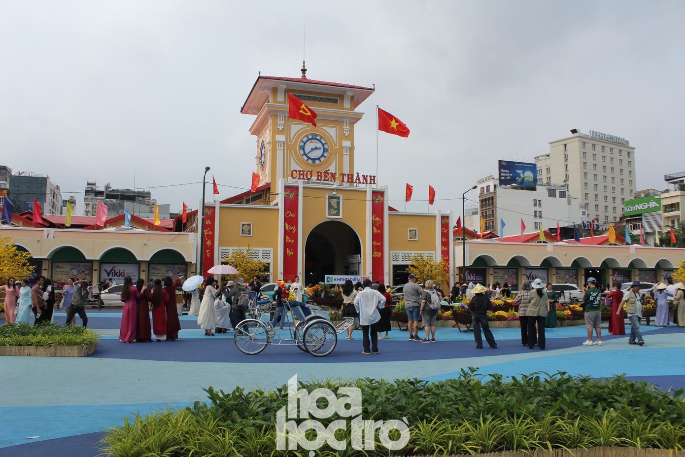 Chợ Bến Thành rực rỡ sắc vàng chào đón Xuân Bính Ngọ 2026.
