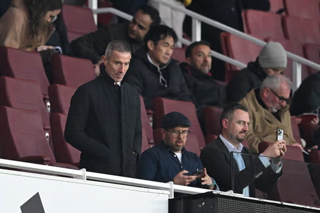 Andrea Berta có thể giúp Arsenal lật kèo Chelsea vụ Alvarez.