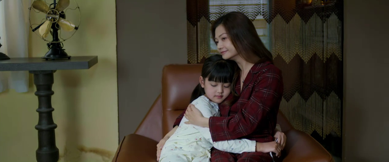 Bà Ánh chăm sóc kỷ vật của bé Nhi, thể hiện sự thay đổi lớn trong tình cảm.