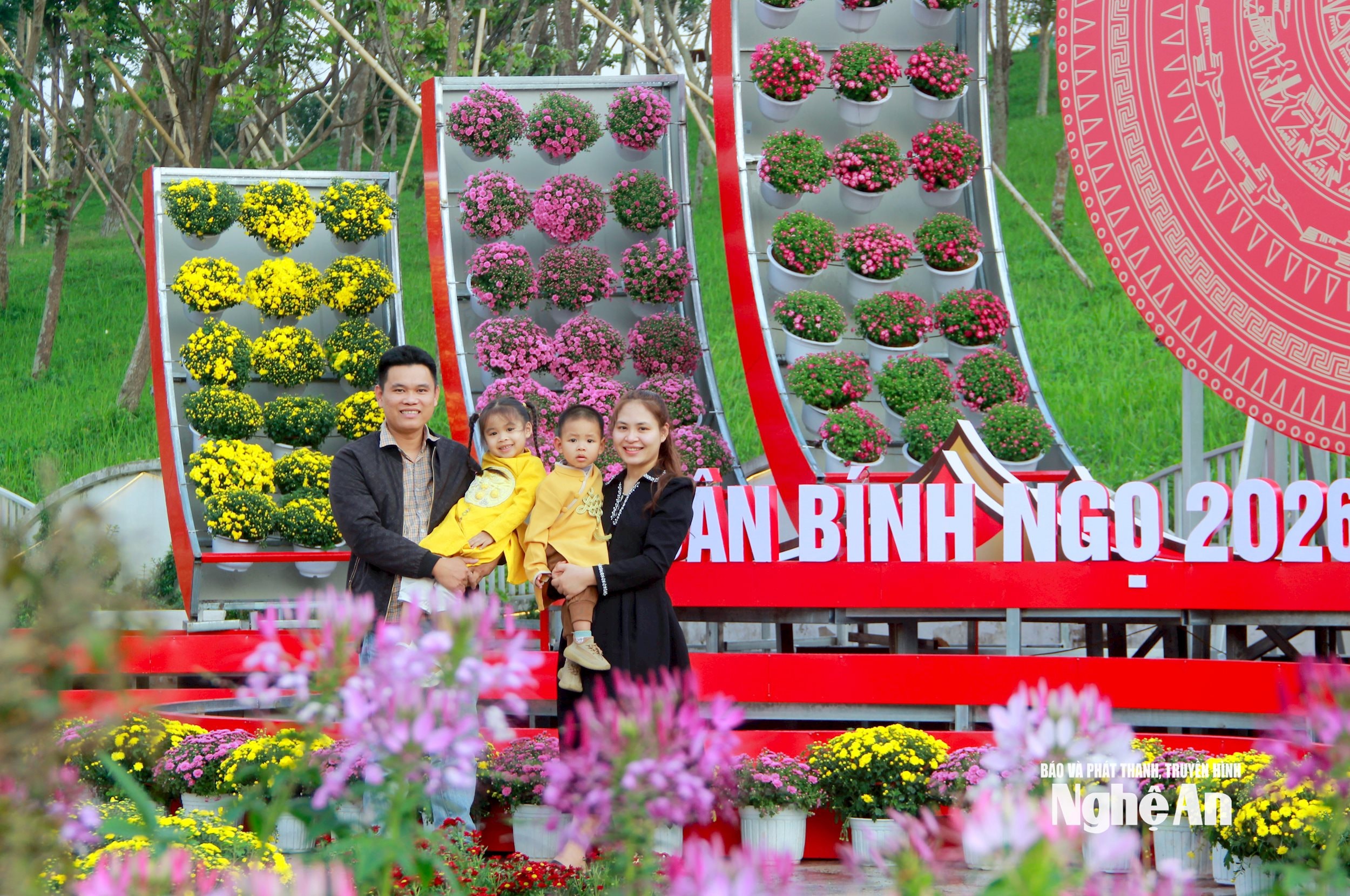 Sau khi được phủ đầy sắc hoa, dự kiến các tuyến đường hoa sẽ trở thành điểm checkin hot nhất dịp Tết. Đặc biệt, trong những ngày tới, linh vật ngựa của năm Bính Ngọ sẽ được dựng lên tại tuyến đường này, hứa hẹn sẽ tạo điểm nhấn cảnh quan trong dịp năm mới. Ảnh: Q.A