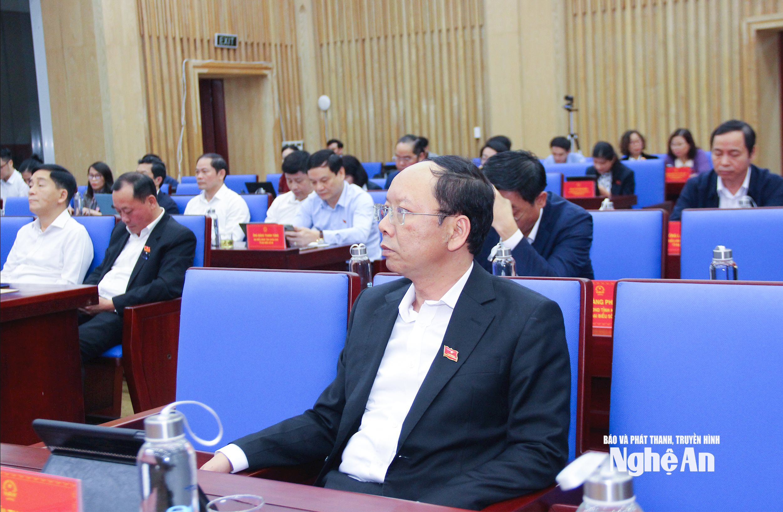 Các đại biểu HĐND tỉnh tham gia kỳ họp.