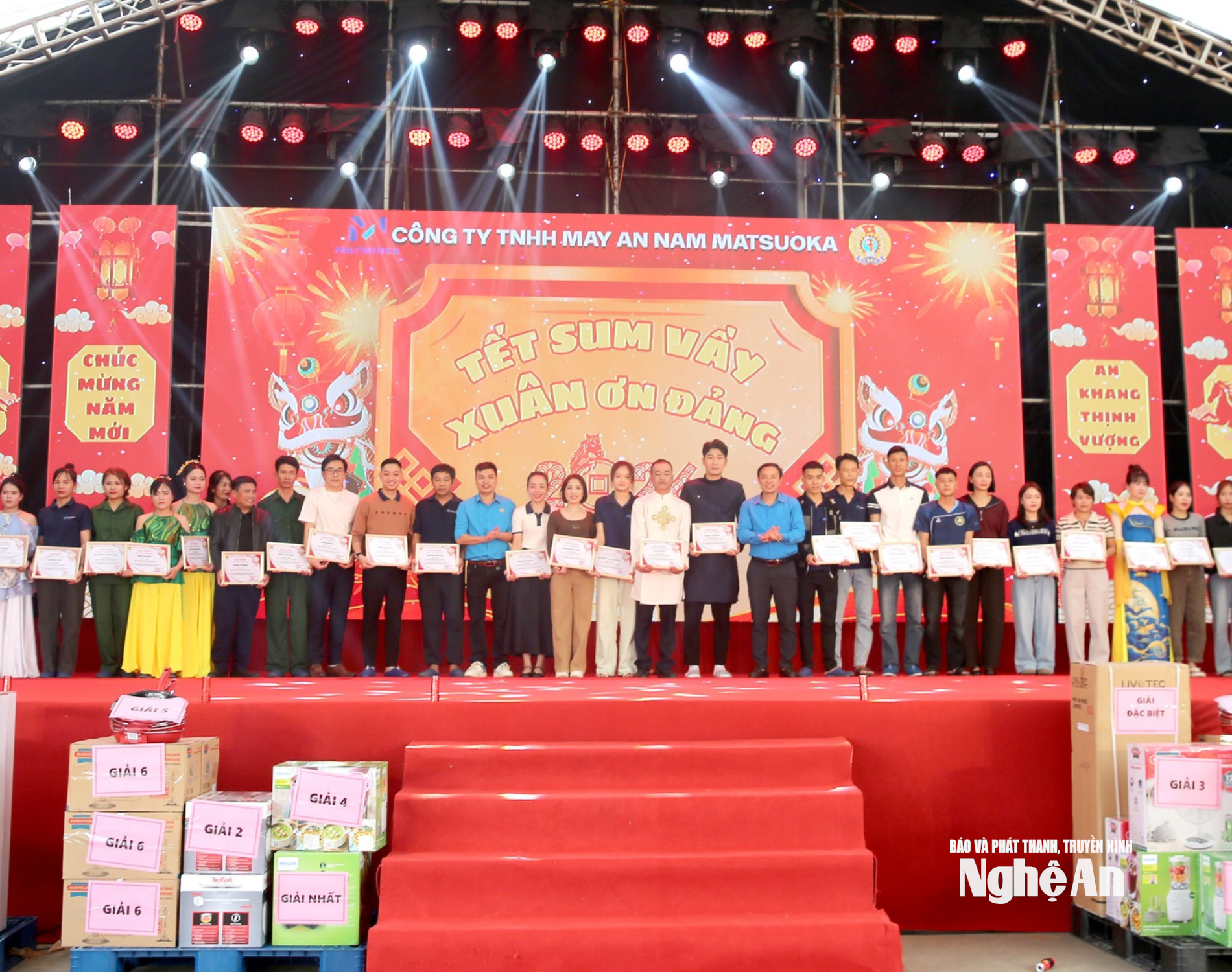 công nhân Nghệ An đón Tết Ảnh CSCC1