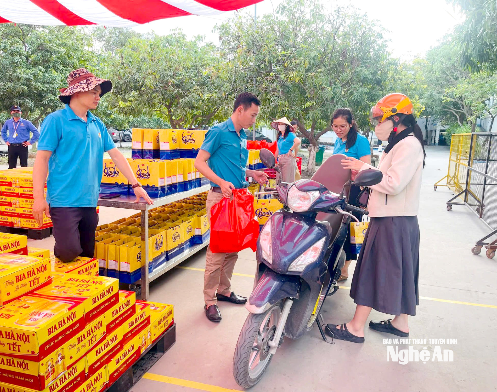 công nhân Nghệ An đón Tết Ảnh CSCC7
