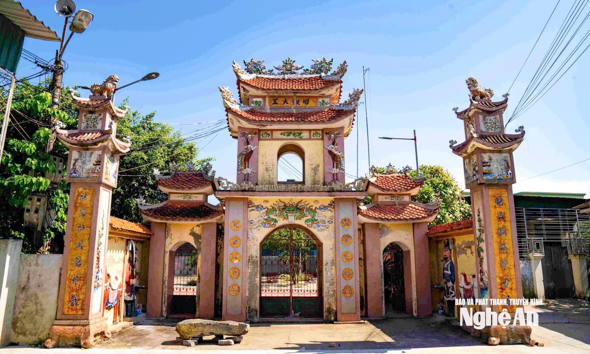Đền Mai Bảng. Ảnh Minh Quân
