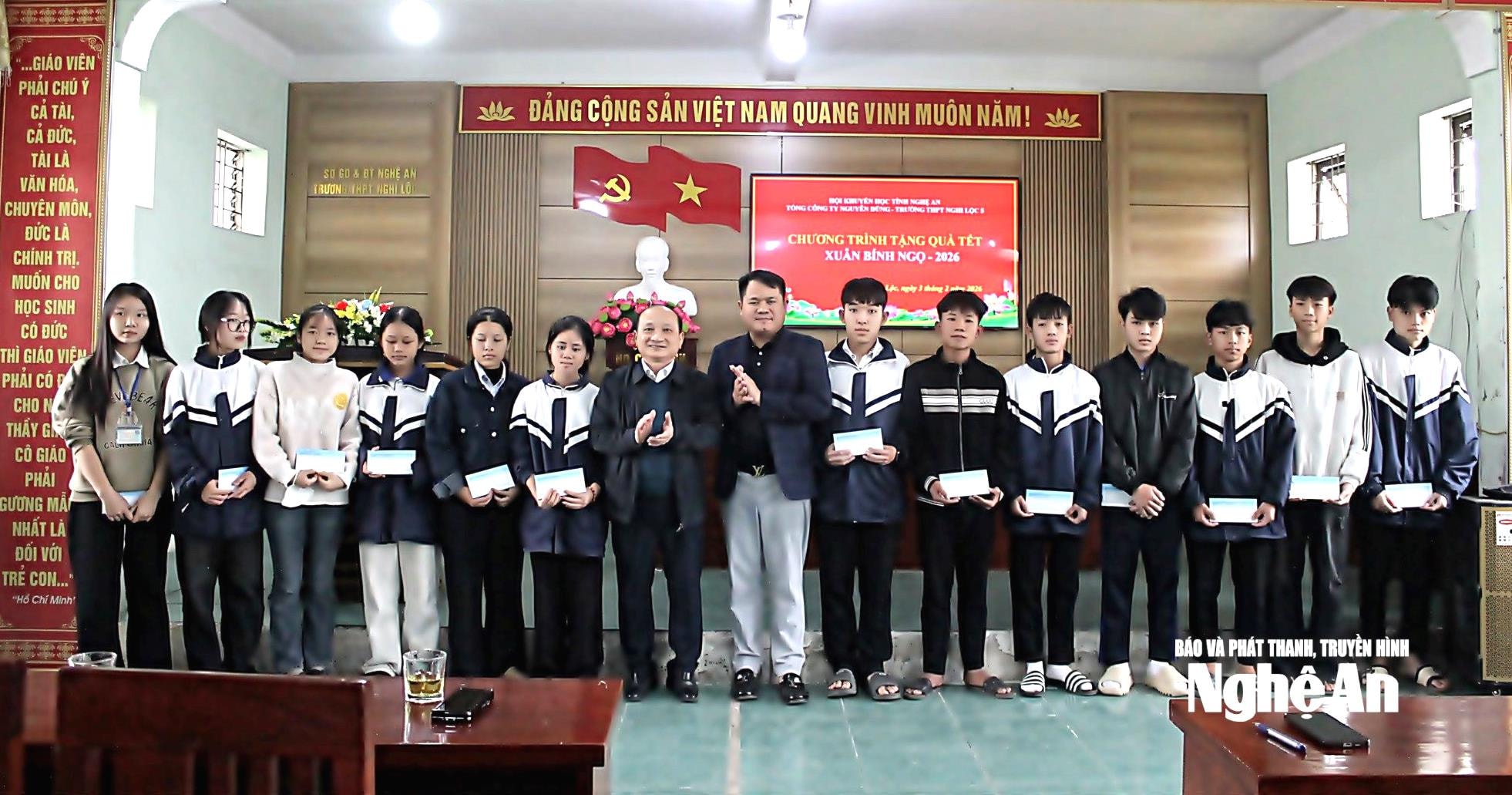 bna_hoi-khuyen-hoc-tinh-trao-qua-cho-hoc-sinh-truong-thpt-nghi-loc-5.-anh-my-ha(1).jpeg