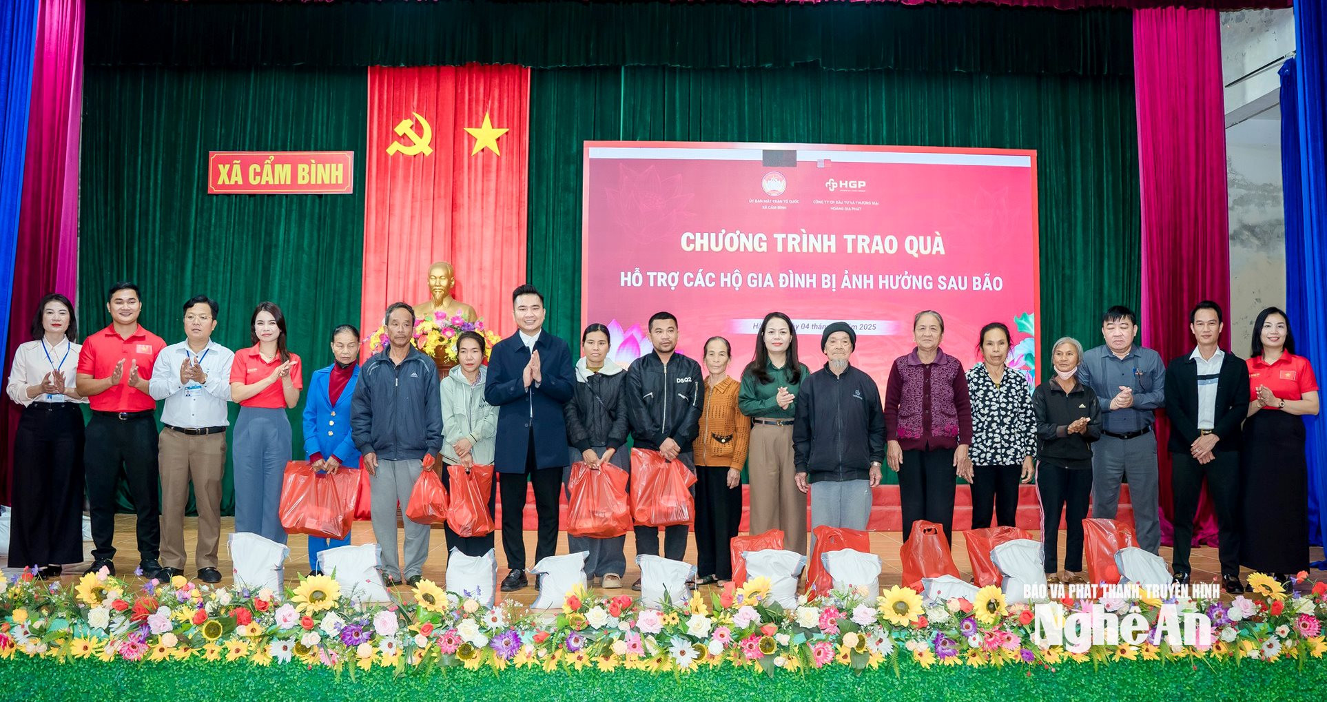 Trao quà hỗ trợ các hộ gia đình bị ảnh hưởng sau bão