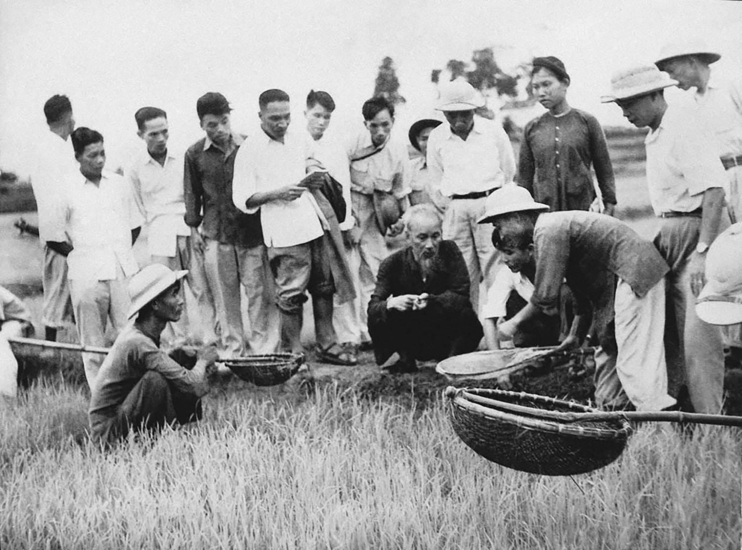 Chủ tịch Hồ Chí Minh thăm Hợp tác xã nông nghiệp Tân Lập, huyện Quốc Oai, tỉnh Hà Tây (08-7-1958) - Ảnh Tư liệu