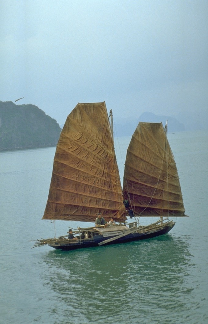 Thuyền gỗ cánh buồm nâu trên vịnh Hạ Long năm 1990 chụ bởi Bill Keeping