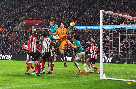 Virgil van Dijk cùng các đồng đội ăn mừng chiến thắng đầy cảm xúc tại Stadium of Light.