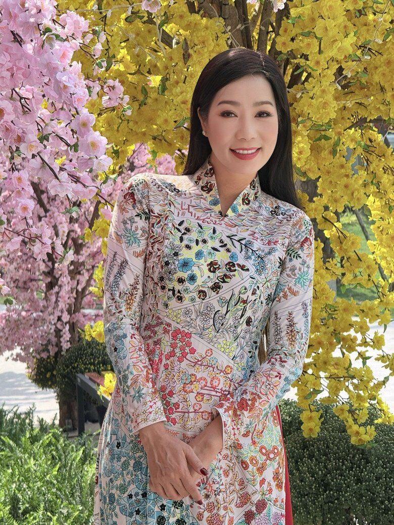NSND Trịnh Kim Chi rạng rỡ trong tà áo dài mang đậm sắc xuân.