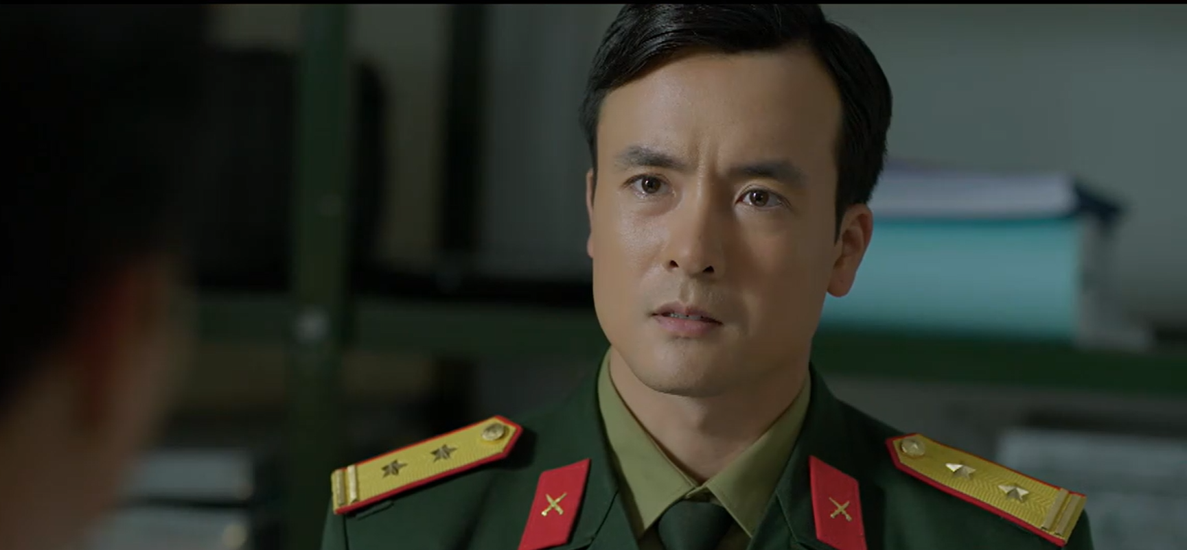 Kiên bàng hoàng khi biết tin người đồng đội trẻ tuổi vừa mới kết hôn đã hy sinh.