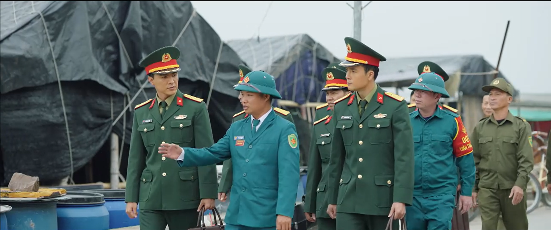 Thương - cô giáo mầm non tại Ninh Quang dành ánh mắt ngưỡng mộ cho Kiên.