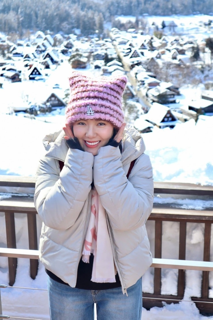 Ca sĩ Phương Linh tham quan làng cổ Shirakawa-go tại Nhật Bản
