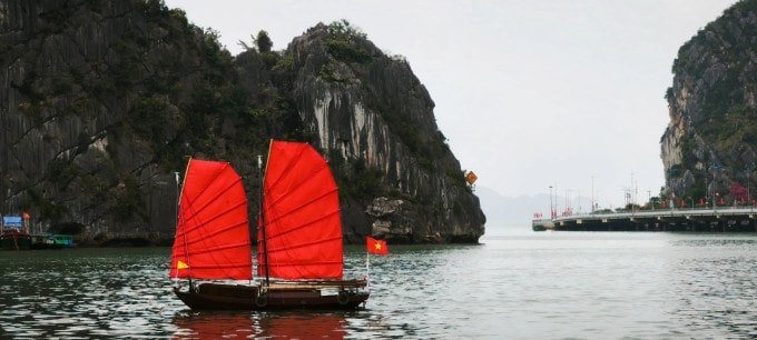 Những chiếc thuyền buồm lướt trên mặt vịnh Hạ Long làm sống lại ký ức xưa