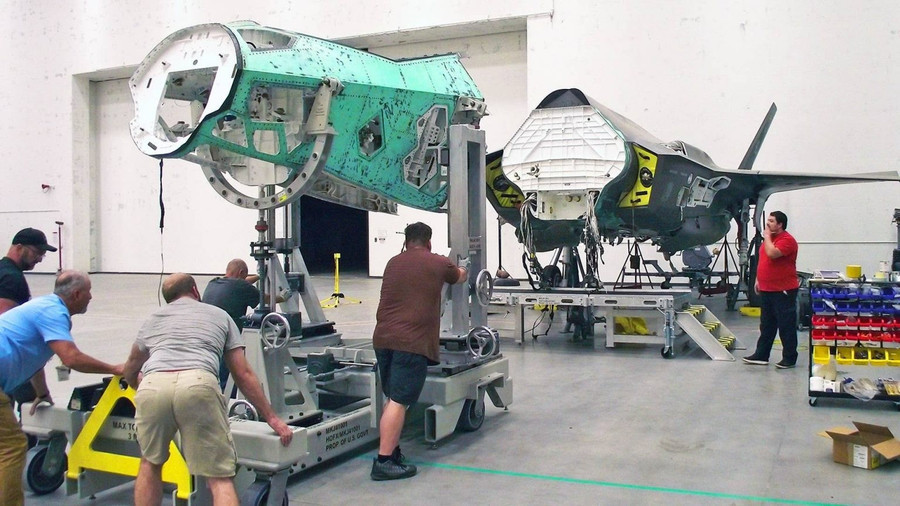 Nhiều chiếc F-35 hiện nay phải bay với khoang mũi rỗng để chờ đợi quá trình nâng cấp radar hoàn tất.