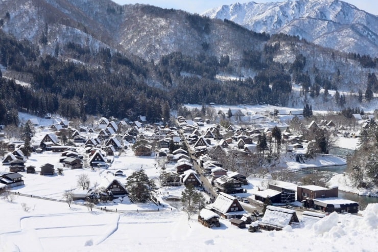 Quang cảnh làng cổ Shirakawa-go nhìn từ xa với các mái nhà rơm đặc trưng
