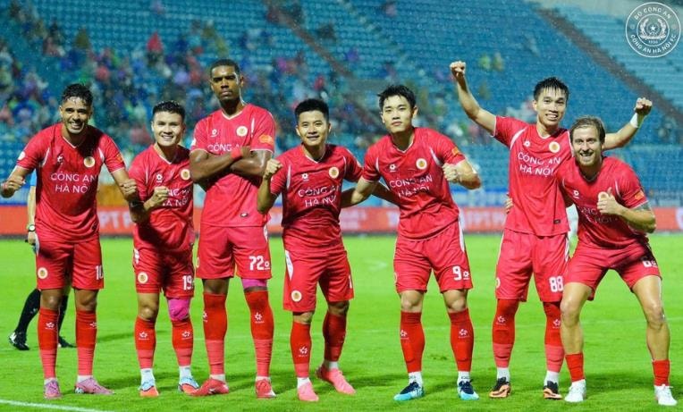 Quang Hải đeo băng thủ quân và dẫn dắt lối chơi của toàn đội CAHN.