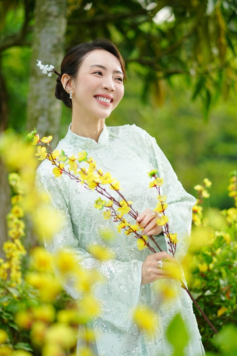 Diễn viên Thu Trang xúng xính áo dài dạo phố ngày Xuân.