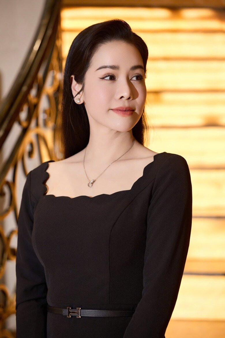 Nhật Kim Anh khoe nhan sắc xinh tươi trong thiết kế tối giản.