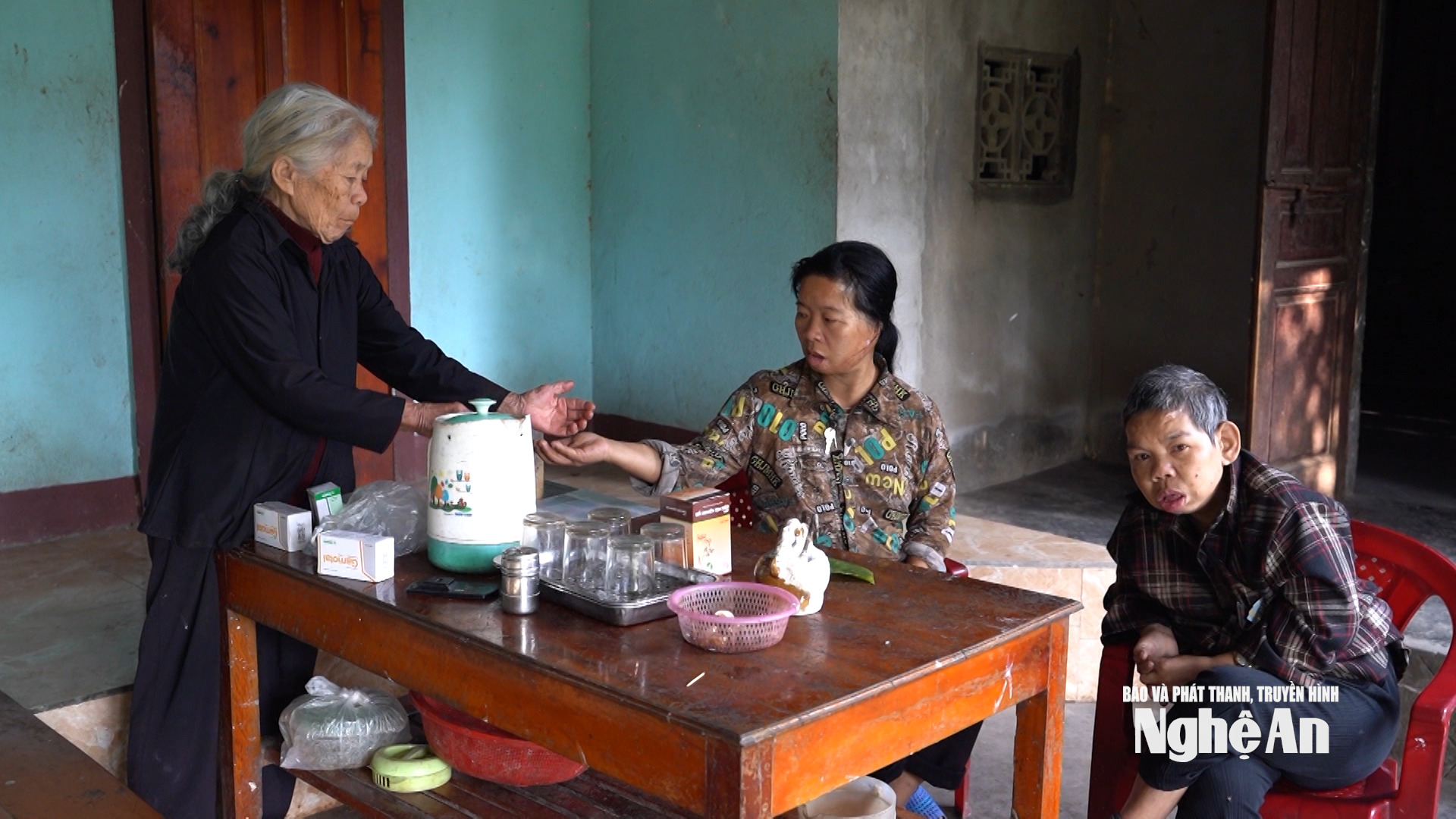 La salud de la Sra. Truat y sus tres hijos depende en gran medida de las recetas médicas y las visitas al hospital. (Foto: Cam Thuy)