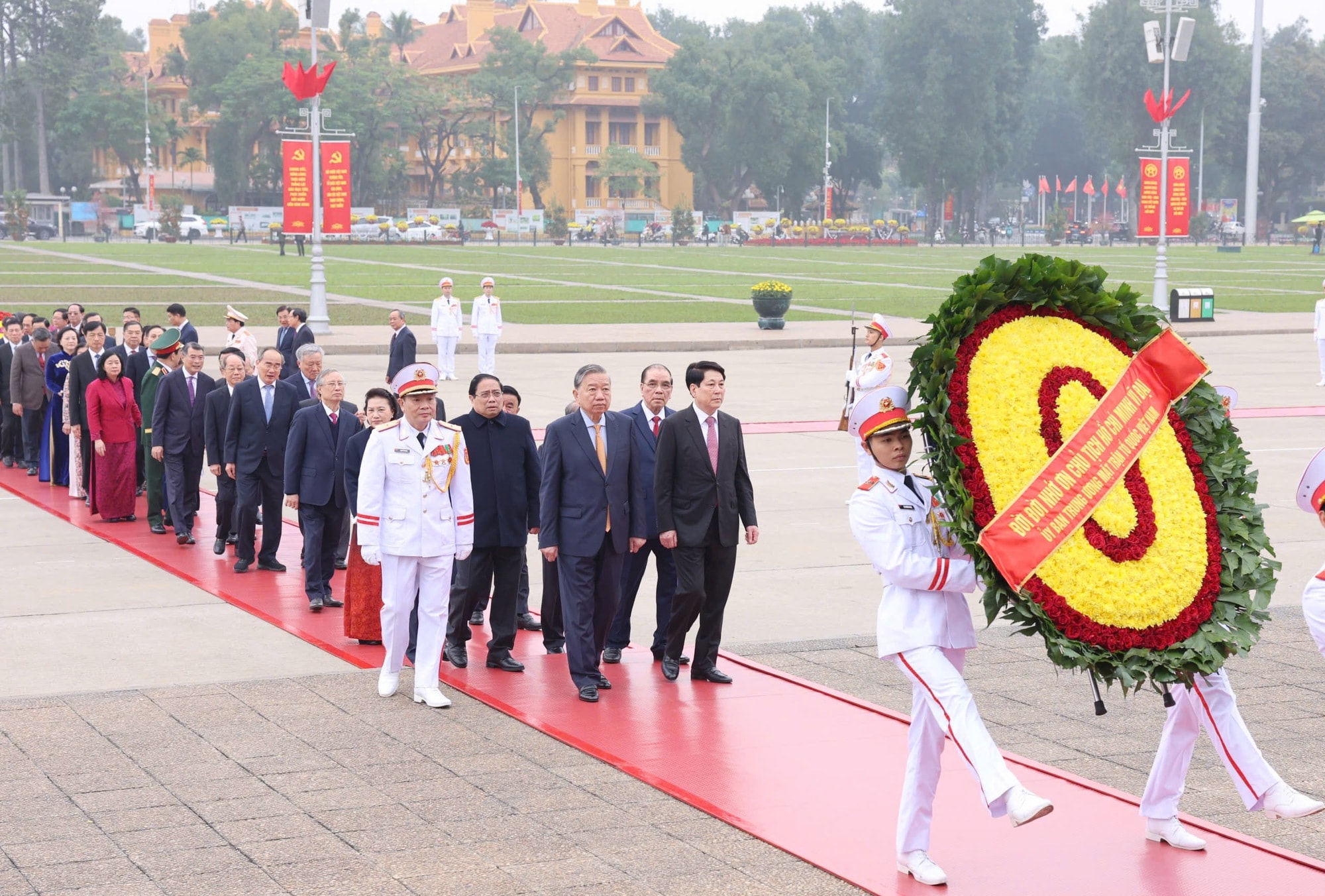 Lãnh đạo Đảng, Nhà nước vào Lăng viếng Chủ tịch Hồ Chí Minh nhân dịp Tết Nguyên đán Bính Ngọ- Ảnh 1.