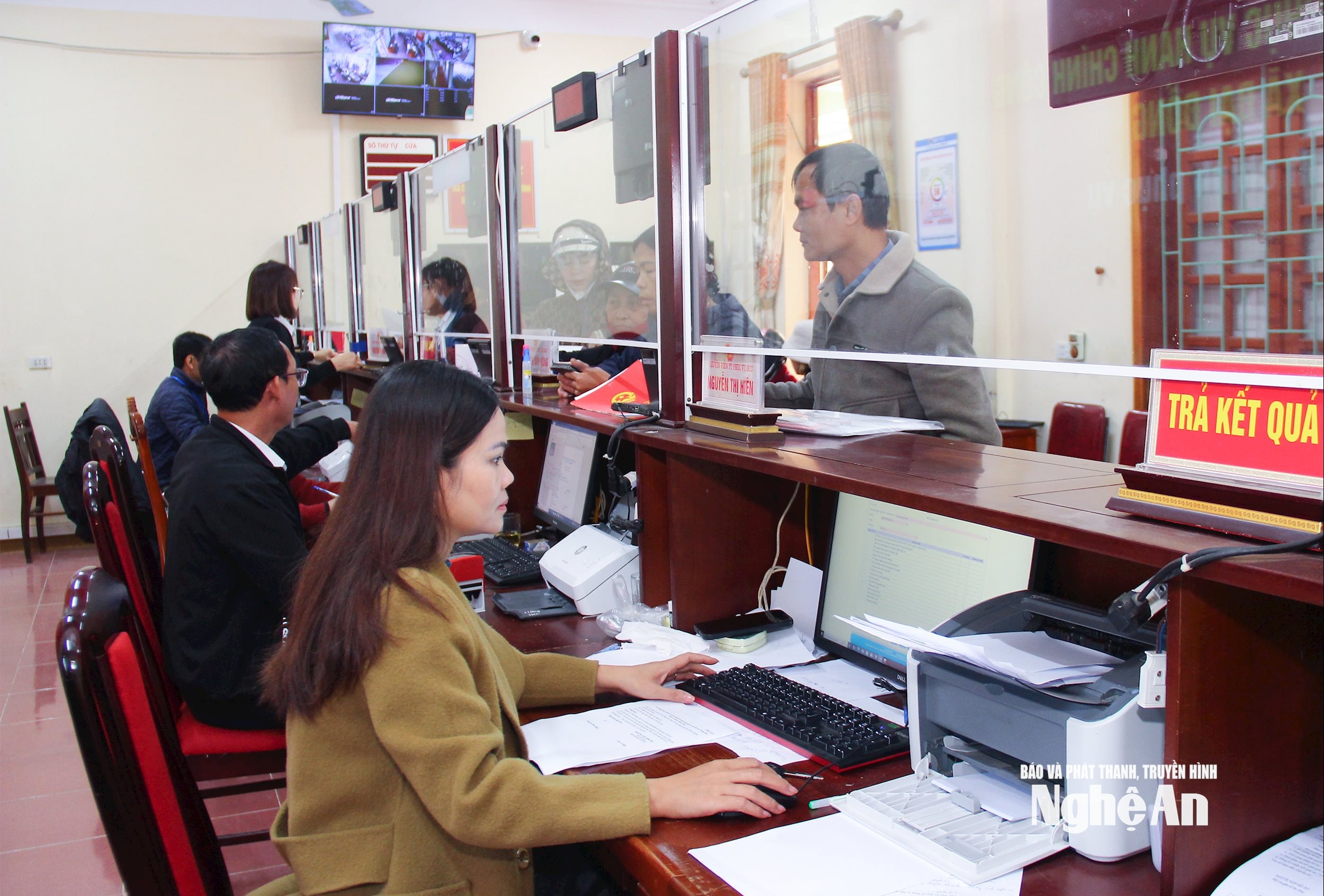  Cán bộ, công chức xã Đại Đồng giiải quyết thủ tục hành chính cho người dân. Ảnh Mai Hoa
