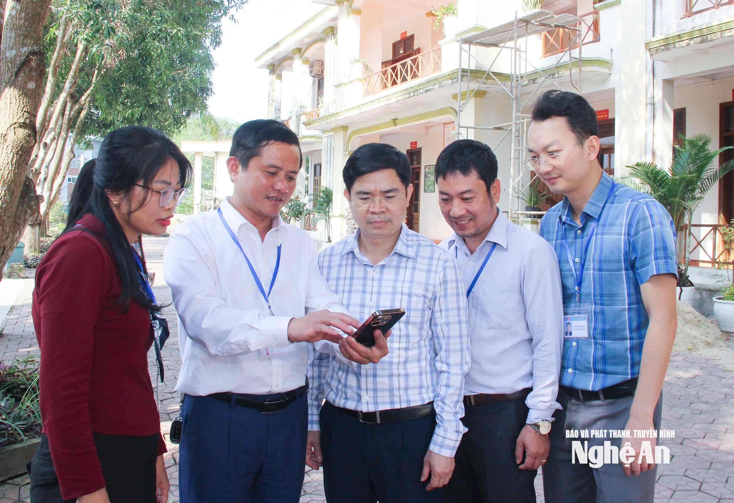 Cán bộ, công chức xã Đại Đồng kiểm tra việc số hoá dữ liệu các công việc hoạt động của chính quyền. Ảnh Mai Hoa