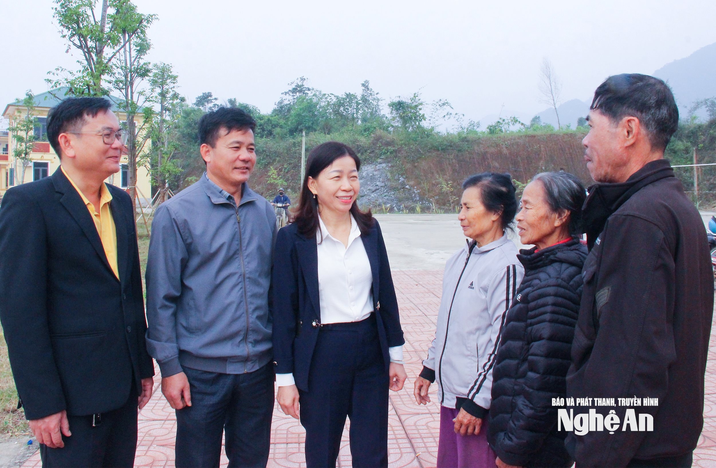  Lãnh đạo xã Tiên Đồng gặp gỡ, lắng nghe tâm tư, đề xuất của nhân dân. Ảnh- Mai Hoa