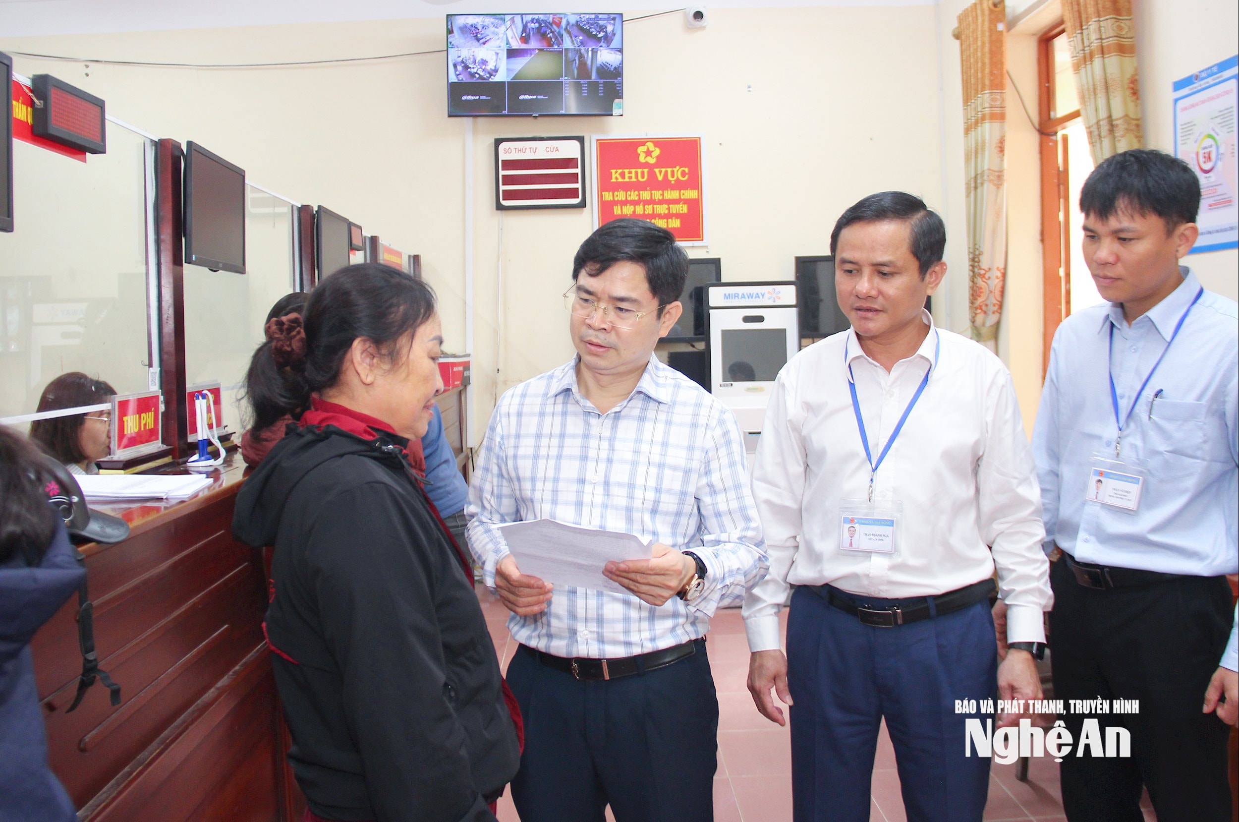 Cán bộ xã Đại Đồng tìm hiểu và tháo gỡ vướng mắc trong giải quyết thủ tục hành chính cho người dân. Ảnh Mai Hoa
