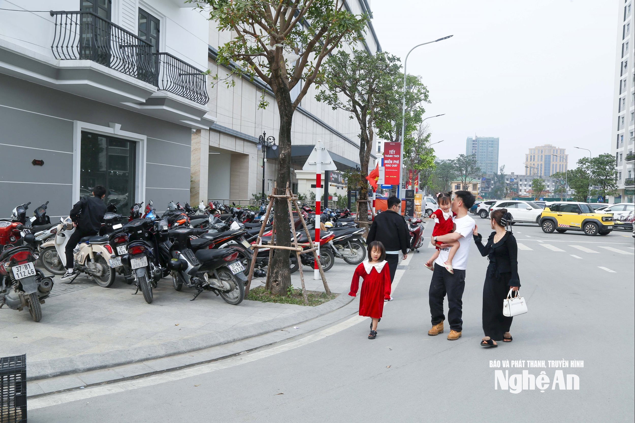 Vỉa hè bị chiếm dụng làm nơi đậu xe, người dân buộc phải đi xuống lòng đường, tiềm ẩn nguy cơ mất an toàn giao thông.