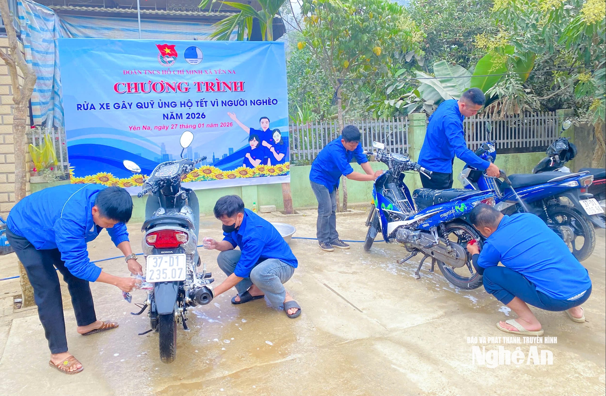 Đoàn Thanh niên xã Yên Na rửa xe gây quỹ hỗ trợ người dân và trẻ em nghèo. Ảnh- CSCC