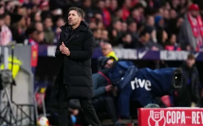 HLV Diego Simeone ăn mừng chiến thắng thuyết phục trước Barcelona.