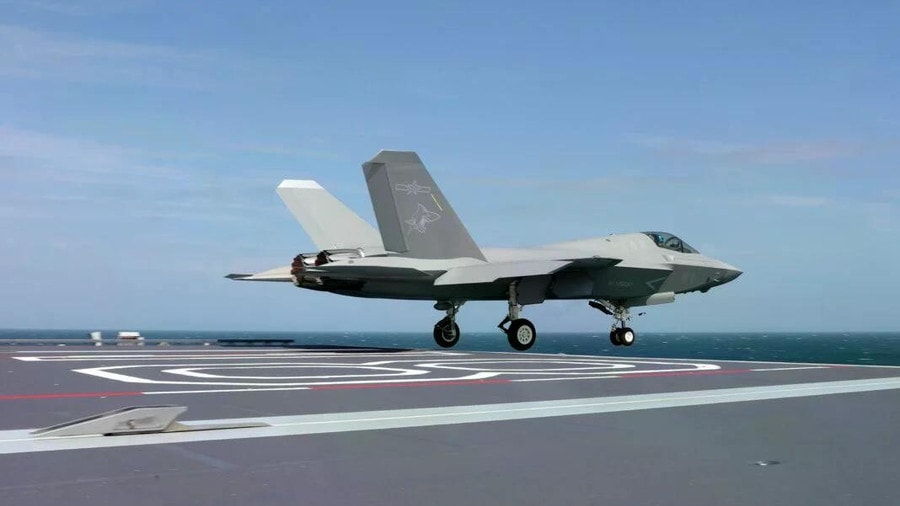 Tiêm kích tàng hình J-35 thực hiện thử nghiệm trên boong tàu sân bay Phúc Kiến trong bối cảnh lo ngại về động cơ.