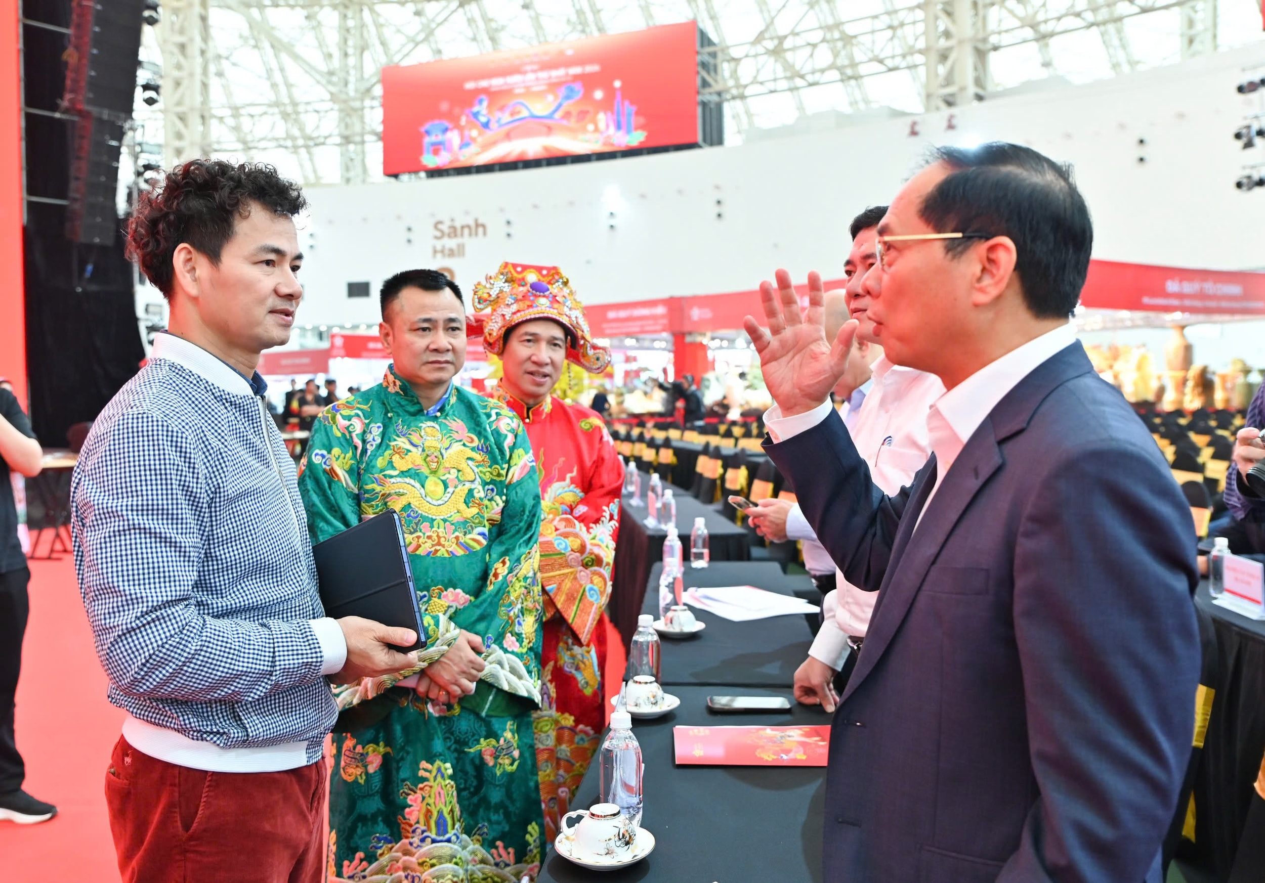 Phó Thủ tướng Bùi Thanh Sơn và NSND Xuân Bắc dự buổi tổng duyệt bế mạc