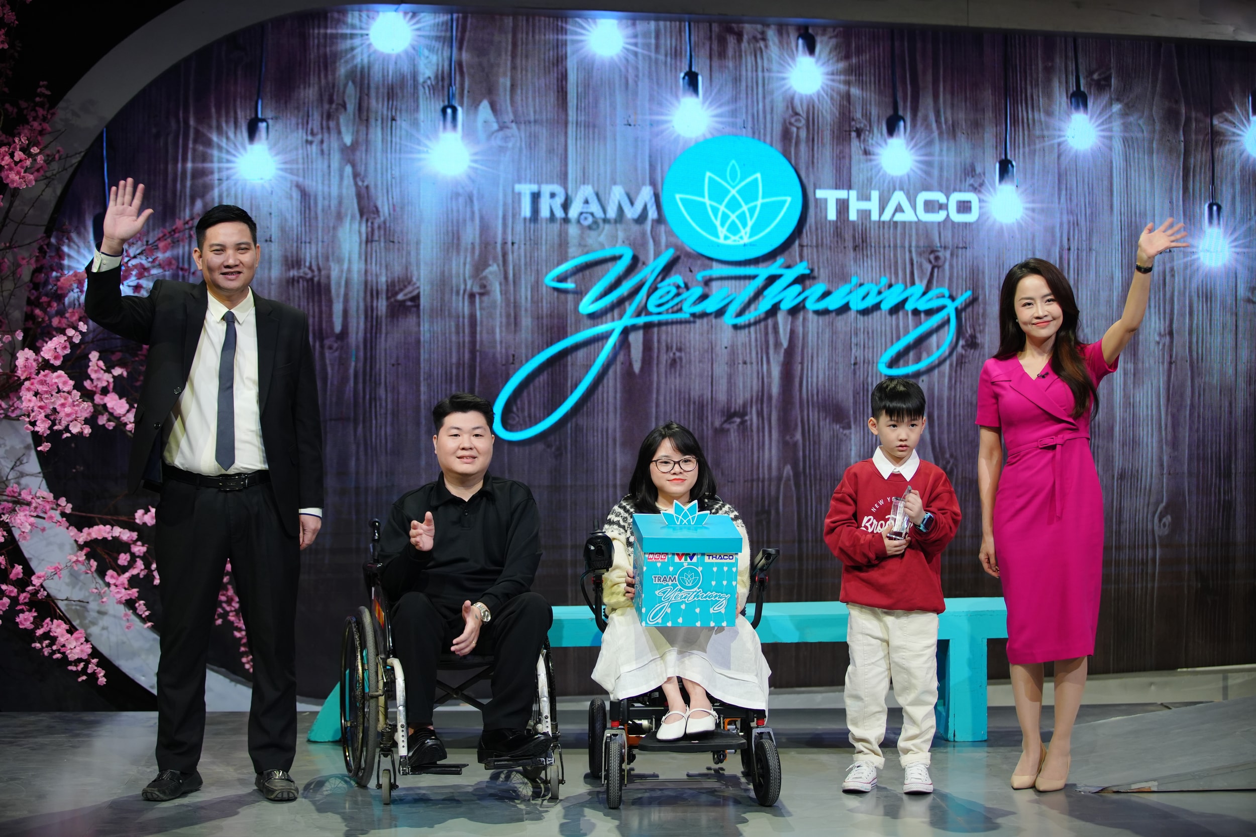Chị Kiên Giang sử dụng máy tính để làm việc và kết nối với thế giới.