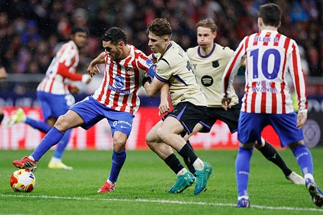 Các cầu thủ Barcelona thất thần sau trận thua đậm tại Madrid.