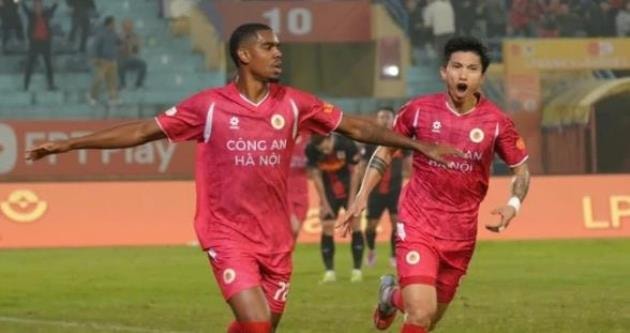 Alan Grafite ăn mừng sau khi ghi bàn vào lưới Ninh Bình tại V.League.