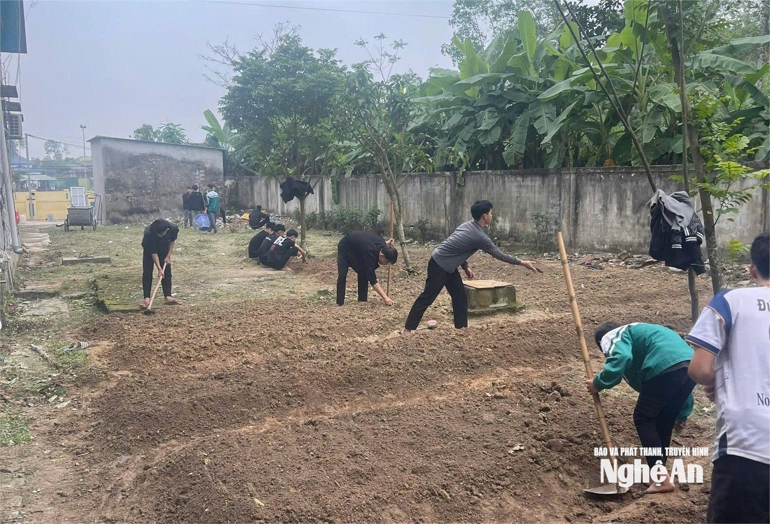 Buổi lao động của các em học sinh trong khuôn viên trụ sở Công an xã Bạch Hà. Ảnh PV
