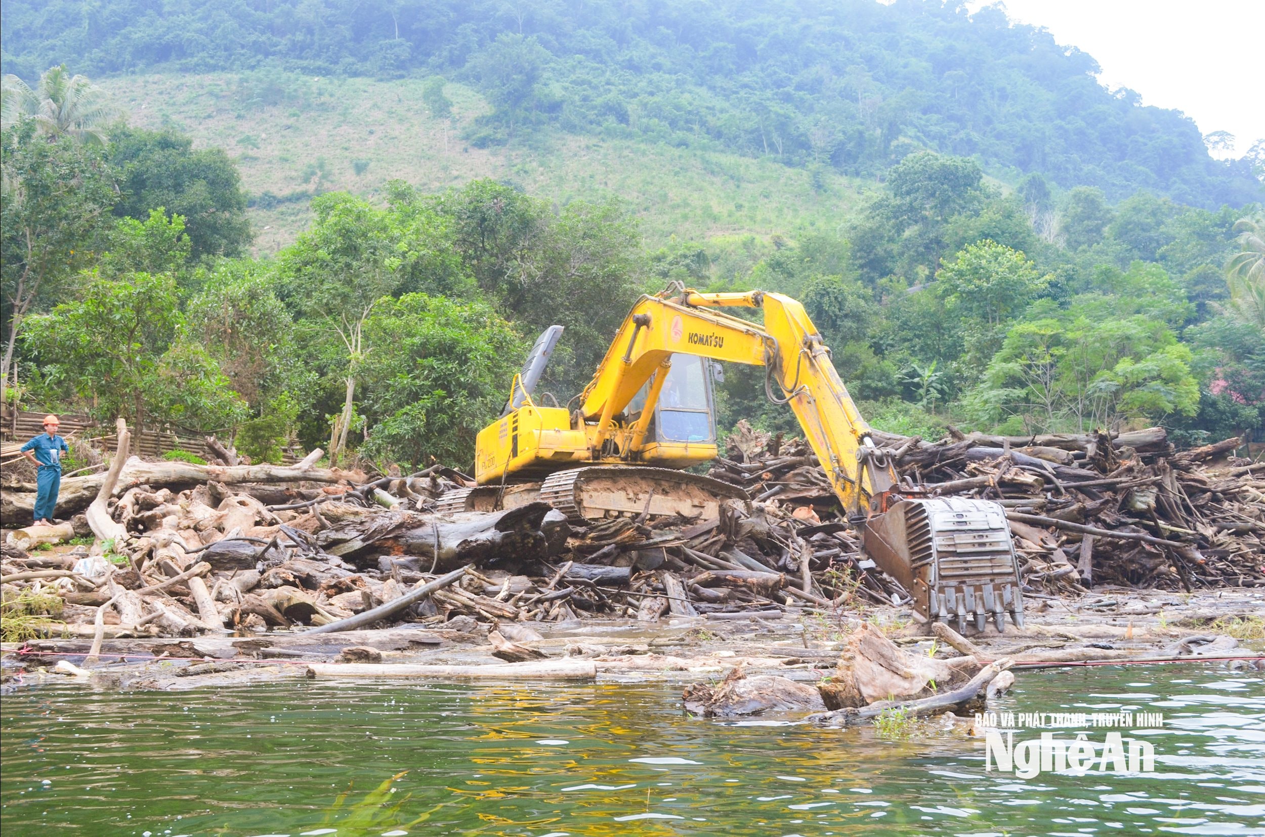 Công ty cổ phần Môi trường và Công trình đô thị Nghệ An tổ chức trục vớt rác thải làm sạch lòng hồ thủy điện Bản Vẽ.