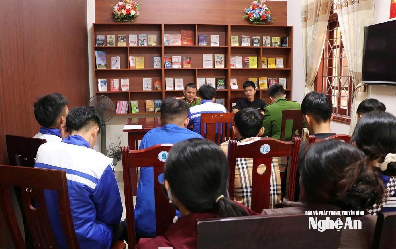 Mô hình Phòng sách giáo dục pháp luật của Công an xã Diễn Châu. Ảnh PV