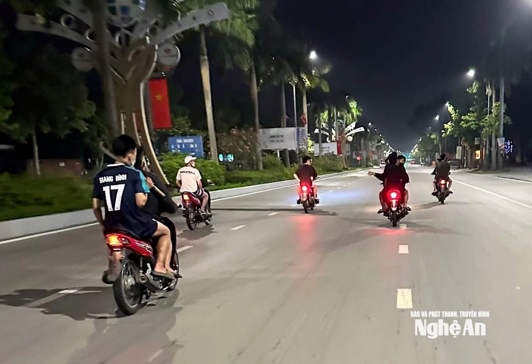 thanh niên mang theo hung khí đua xe trên Đại lộ Lê Nin ảnh PV