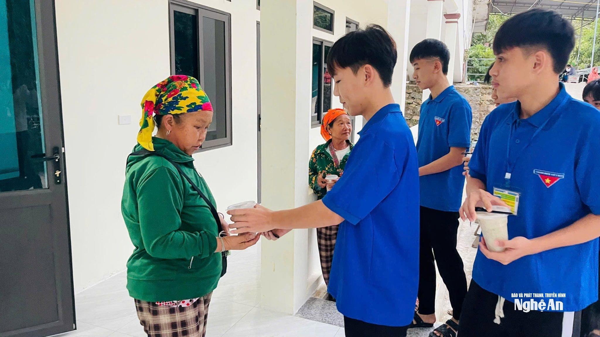 doan-tncs-ho-chi-minh-xa-muong-xen-da-phoi-hop-cung-cong-an-xa-va-doi-canh-sat-giao-thong-duong-bo-so-2-to-chuc-chuong-trinh-bat-chao-tinh-thuong-tai-trung-tam-y-te-ky-son-2-(1).jpg