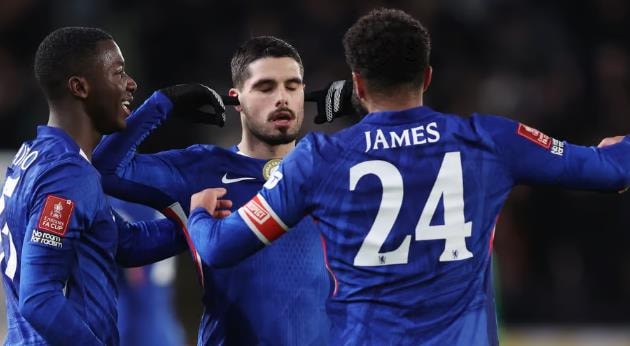 Pedro Neto ăn mừng sau khi ghi bàn cho Chelsea trong trận đấu với Hull City.